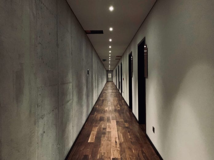 korytarz-hotelu-warszawa-z-betonowych-ścian-i-drewnianej-podłogi-włoskie-marki-wnspiracje