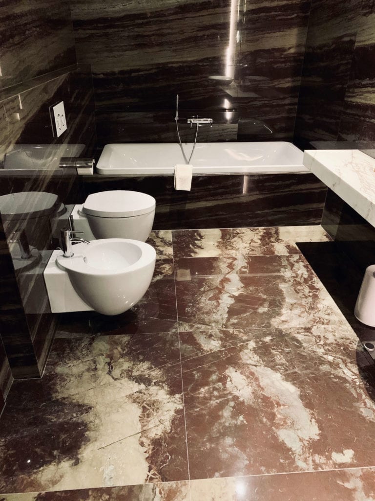 łazienka-w-hotelu-warszawa-kamienna-posadzka-ściany-inspiracje-wanna-bidet-wc-włoskie-marki
