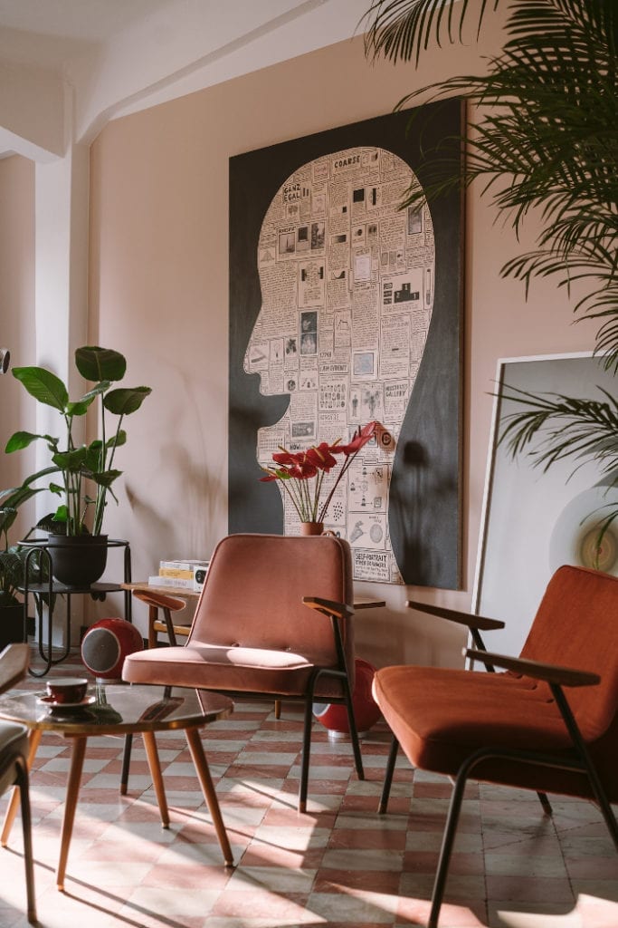 krzesło 366 w studio kreatywne z różowymi ścianami w stylu vintage duży obraz na ścianie inspiracje