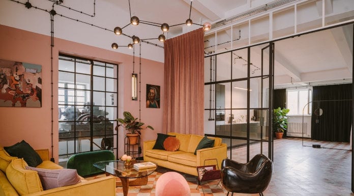 Studio kreatywne Clay.Warsaw – inspirujące wnętrze! clay.warsaw w warszawie z różowymi ścianami w stylu vintage żółte sofy różowe pufy czarne krzesła podłoga w ktatkę
