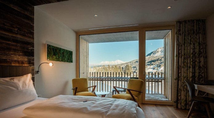 Weekend zimowy z dobrym designem w Austrii weekend-zimowy-meble-boconcept-inspiracje-pokój-hotel-łóżko-krzesła-drewni-biel