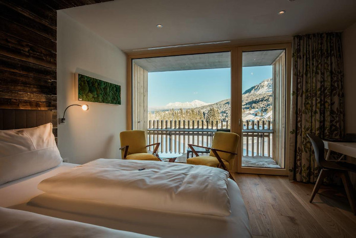 weekend-zimowy-meble-boconcept-inspiracje-pokój-hotel-łóżko-krzesła-drewni-biel