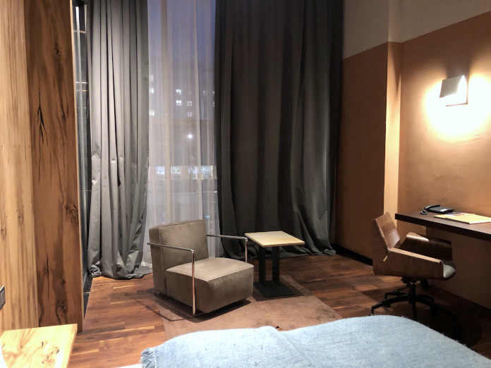 sypialnia-pokój-w-hotel-warszawa-inspiracje-fotel-łóżni
