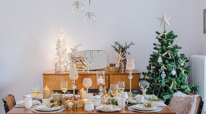 Jak udekorować stół na Boże Narodzenie? jak-udekorować-stół-na-boże-narodzenie-inspiracje-wnętrze-białe-choinka-święta-stół-złoty