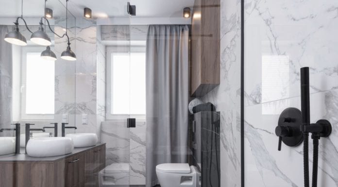 Elegancki pokój kąpielowy cały w marmurach