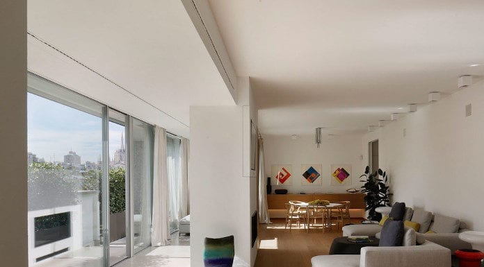 Nowoczesne wnętrza z duszą – apartament w Mediolanie wnętrza z duszą mediolan inspiracje salon kanapa parkiet białe ściany