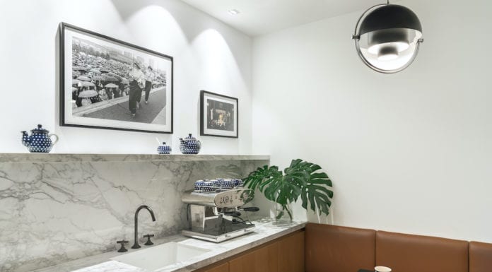 Wyjątkowe wnętrze siedziby VOGUE POLSKA wnętrze-siedziby-vogue-polska-inspiracje-skórzana-kanapa-marmurowy-blat-lampa-kuchnia