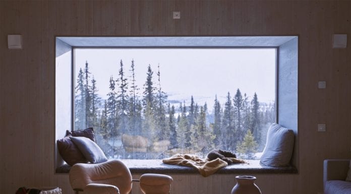 Domek w lesie, w którym chcielibyśmy spędzić zimowe wakacje!