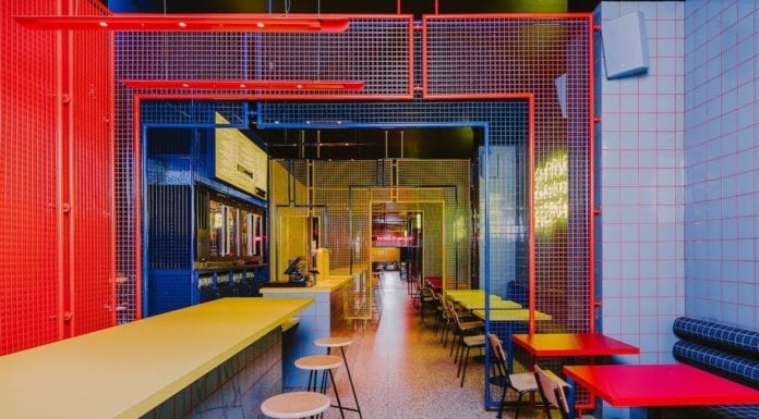 Wnętrze wrocławskiej restauracji w stylu retro! retro-restauracja-inspiracje-żółty-blat-kolorowe-śwciany-niebieski-czerwony