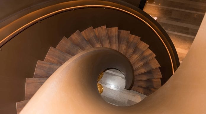 Zabytkowy hotel w szwajcarskich górach zabytkowy-hotel-schody-inspiracje