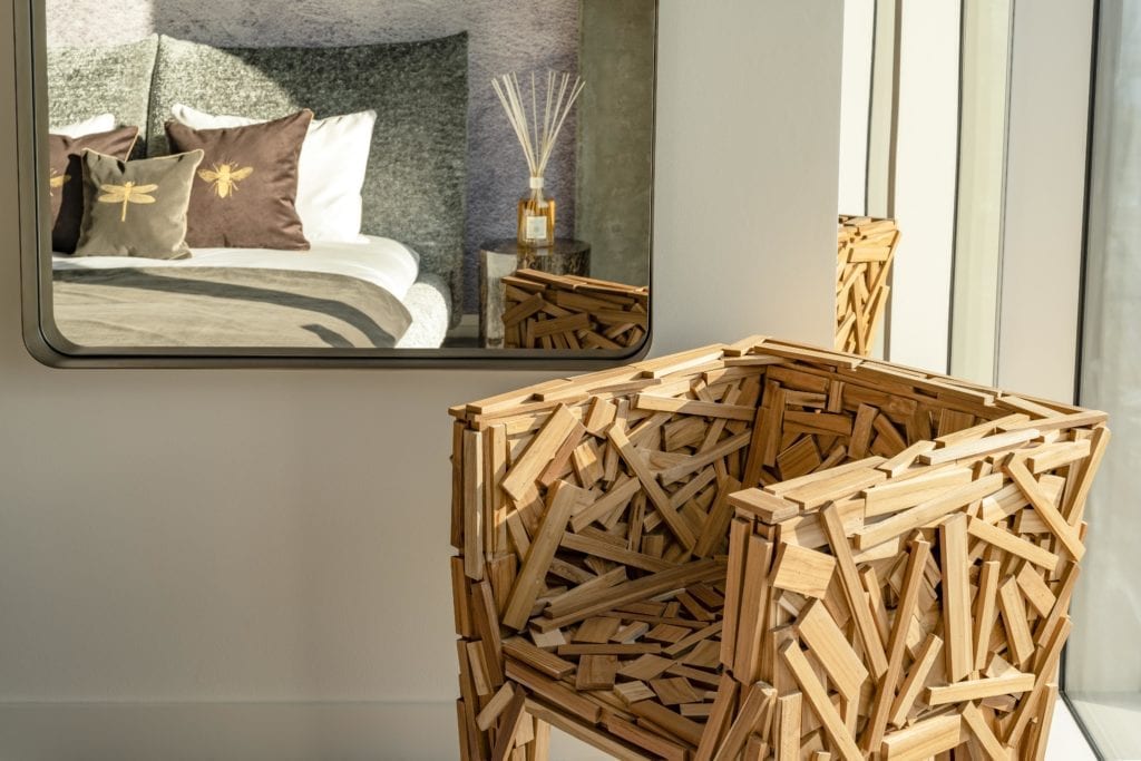 fotel-z-drewnianych-listew-inspiracje-lustro-luksusowe-apartamenty