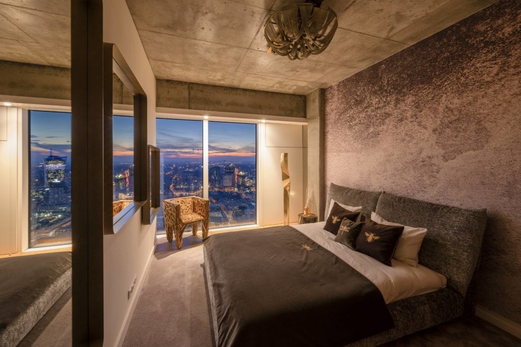 sypialnia-luksusowe-apartamenty-złota-44-nature-betonowy-sufit-duże-łóżki-panoramiczne-okna