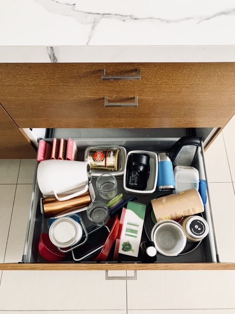 Porządek w kuchni przechowywanie w szufladzie 