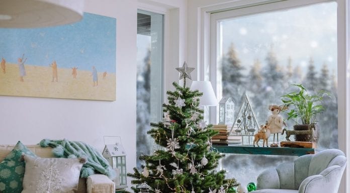 Dodatki do wnętrz, czyli jak stworzyć świąteczny nastrój? świąteczny-nastrój-aranżacja-salonu-święta-inspiracje-choinka-dekoracje