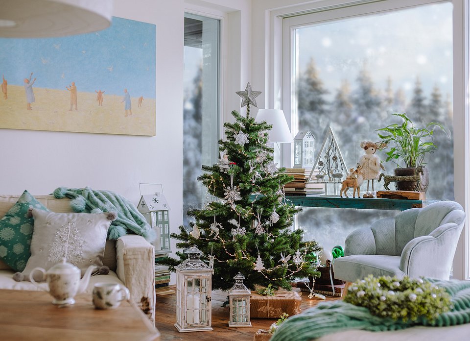 świąteczny-nastrój-aranżacja-salonu-święta-inspiracje-choinka-dekoracje