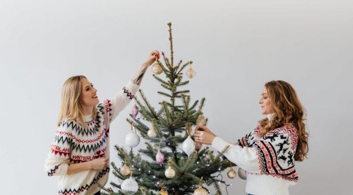 Proste ozdoby świąteczne – jak udekorować wnętrze na ostatnią chwilę? dekorowanie-choinki-inspiracje-święta-dwie-dziewczyny