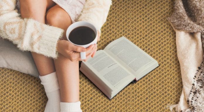 Otul się na zimę – przytulne wnętrze z wykładziną przytulne-wnętrze-wykładzina-żółta-ze-wzorkiem-inspiracje-cozy