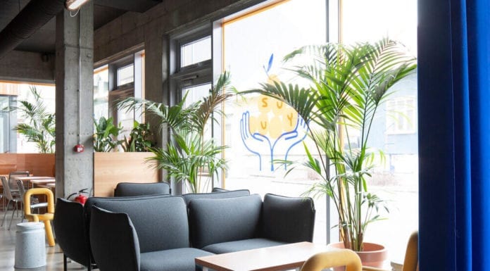 Nordyckie piękno i minimalizm japoński – co z tego wyszło? japońska-restauracja-na-islandii-inspiracje-sofa-żółte-krzesło-palmy-piękno-i-minimalizm