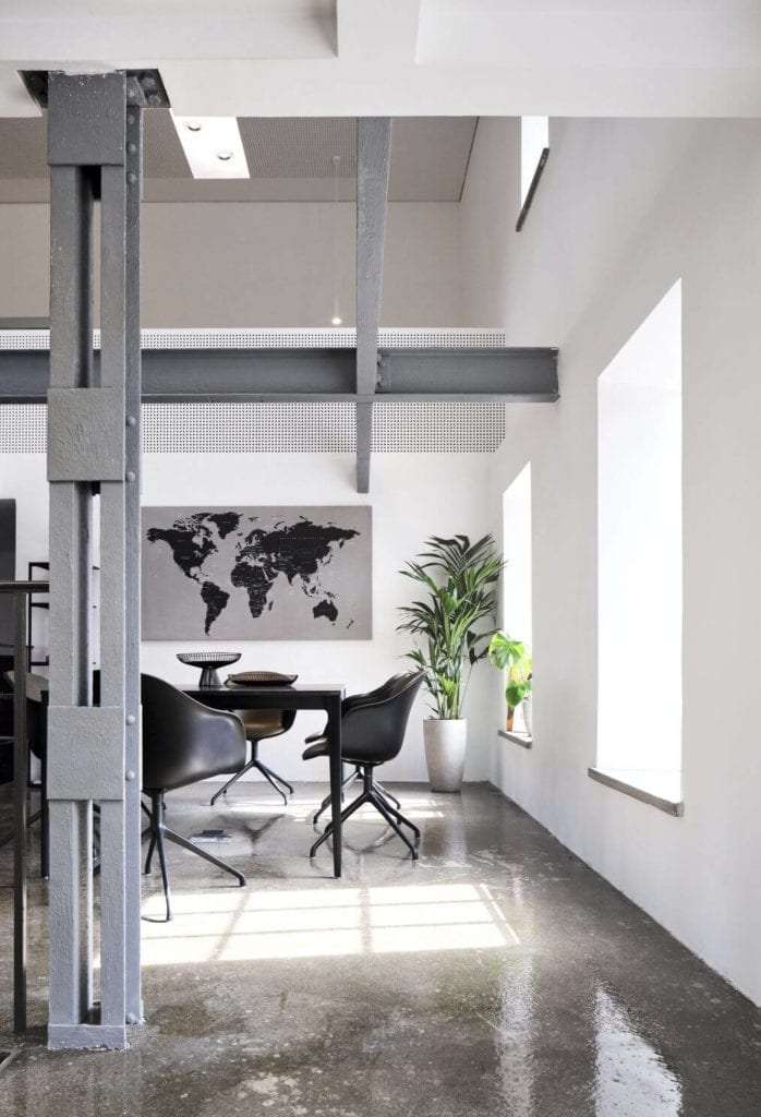 biuro-agencji-kreatywnej-wystrój-industrialny-przytulne-wnętrze-duński-styl