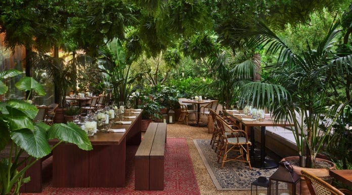 Luksusowy hotel po kalifornijsku – The West Hollywood Edition ogród-hotel-restauracja-inspiracje-drewno-luskusowy-rośliny