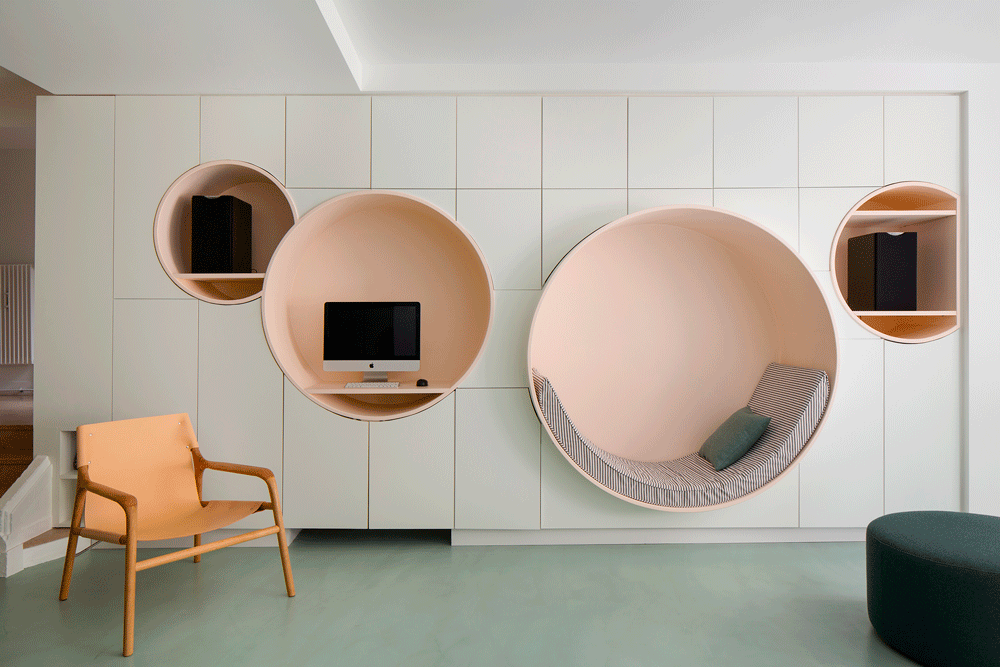 salon-apartamentu-inspiracje-metamorfozy-wnętrz-szafa-zabudowana-z-wnękamo-okrągłymi-cozy