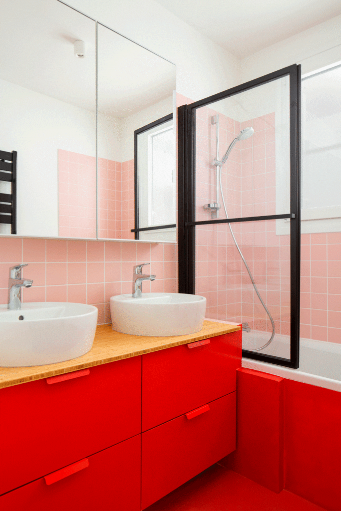 łazienka-czerwone-kafle-inspiracje-metamorfozy-wnętrz-umywalka-na-blacie-prysznic-wanna