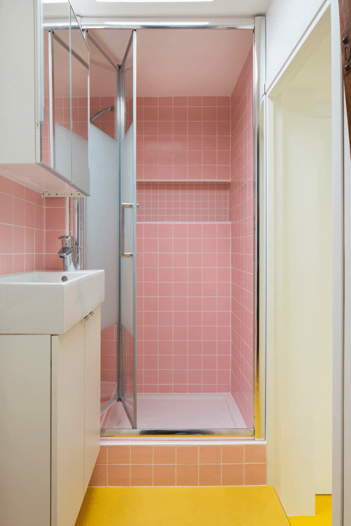 prysznic-różowe-kafelki-inspiracje-wnętrze