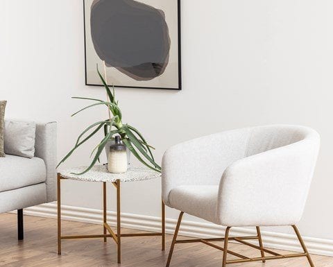 Jak urządzić przytulny salon? Wybieramy stylowe fotele! fotele-do-salonu-viały-na-złotych-nóżkach-inspiracje-przytulny-salon