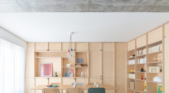 Nietypowe mieszkanie ze sklejką w roli głównej apartament-w--paryżu-sklepka-jadalnia-ze-stołem-krzesła-inspiracje-nietypowe-mieszkanie