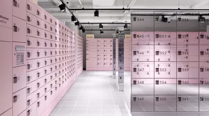 Wnętrza publiczne godne podziwu – designerski punkt odbioru paczek wnętrza-publiczne-pudrowy-róż-punkt-odbioru-zamówień-paczkomat-inspiracje-lustro