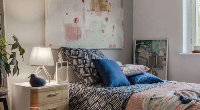 Kolor roku Pantone Classic Blue może zawitać do Twojego wnętrza! kolor-roku-2020-classic-blue-sypialnia-łóżko-poduszka