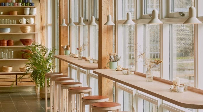 Minimalizm po japońsku w Kopenhadze bar-hokery-wnętrza-restaurachi-drewno-inspiracje-minimalizm-po-japońsku