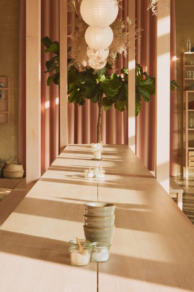japoński-minimalizm-we-wenętrzu-restauracji-papierowe-lampiony-drewniany-stół-pudrowy-róż
