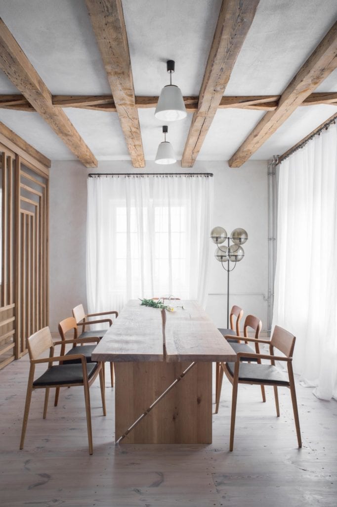 jadalnia-biała-inspiracje-krzesła-stół-japoński minimalizm