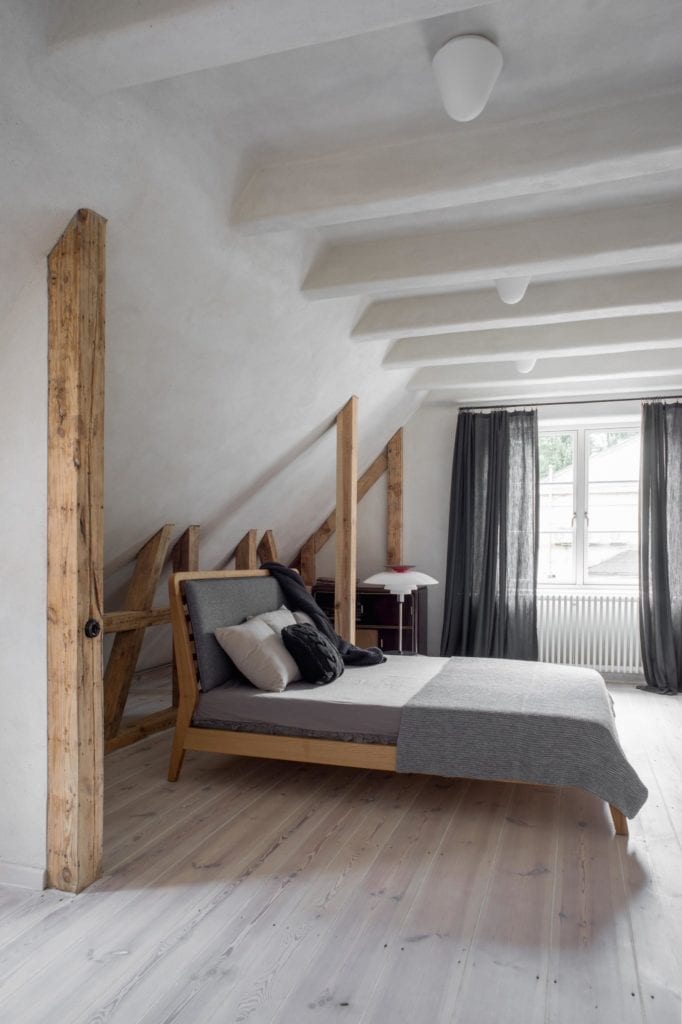 sypialnia-minimalistyczna-łózko-przytulne-wnętrza