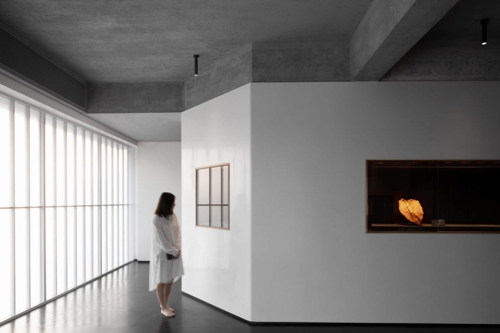 betonowy-sufit-inspiracje-białe-ściany-wnętrze-muzeum