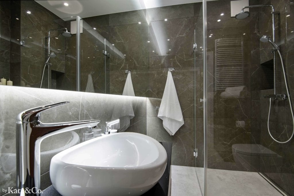 łazienka-w-ciemnych-płytkach-tubądzin-imitacja-kamienia-biała-podłoga-umywalka-nablatowa-duże-lustro-prysznic-miska-ustępowa