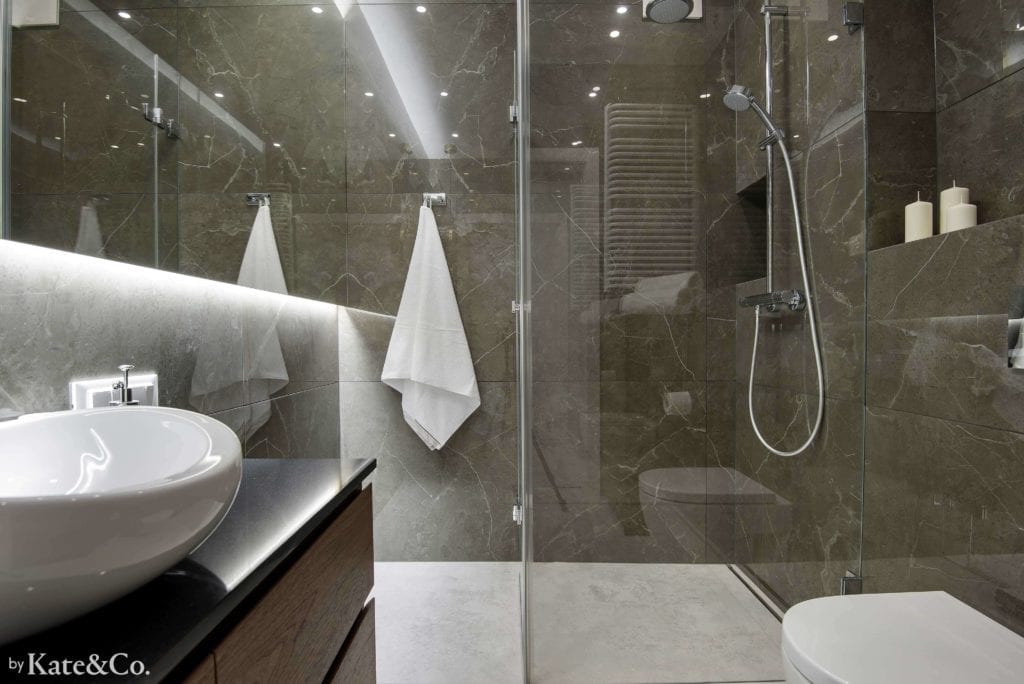 łazienka-w-ciemnych-płytkach-tubądzin-imitacja-kamienia-biała-podłoga-umywalka-nablatowa-duże-lustro-prysznic-miska-ustępowa