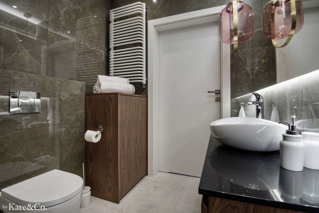 łazienka-w-ciemnych-płytkach-tubądzin-imitacja-kamienia-biała-podłoga-umywalka-nablatowa-duże-lustro-miska-ustępowa-białe-drzwi-drewniane-szafki