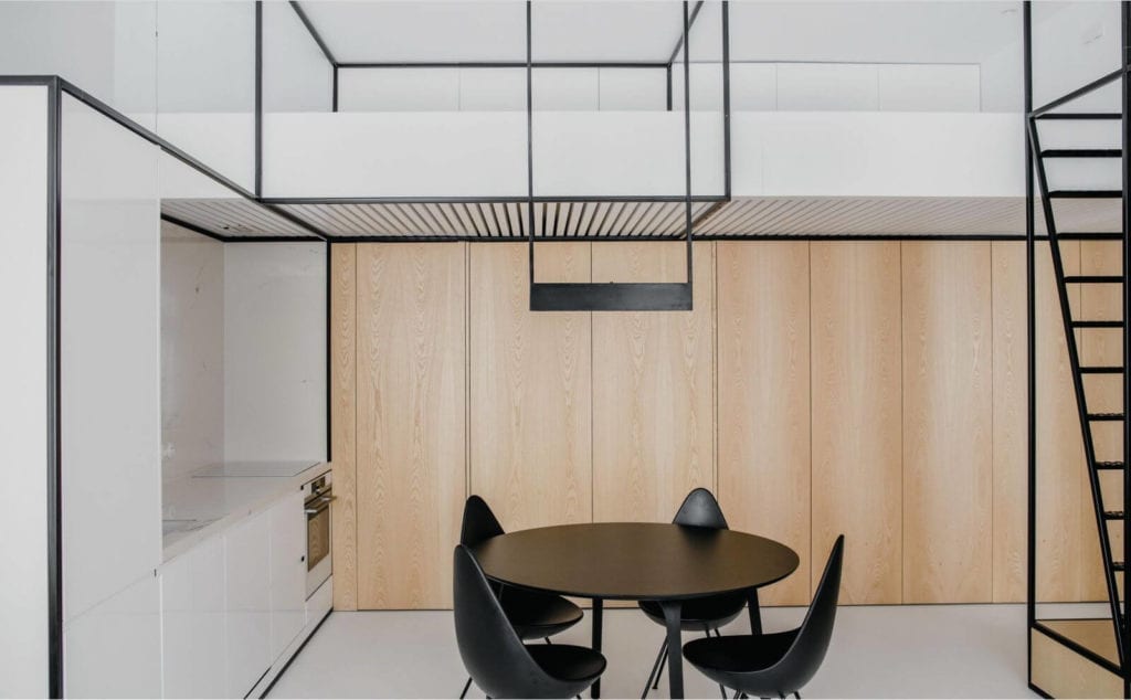 wnętrze-roku-konkusr-dla-architektów-inspiracje-drewniane-szafki-minimalizm-czarne-elementy-krzesła-biel