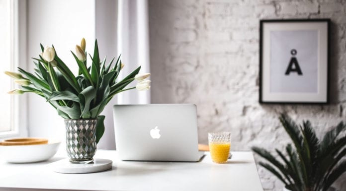 Home office – jak urządzić miejsce do pracy? home-office-jak-urządzić-miejsce-do-pracy-inspiracje-biurko-laptop