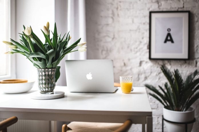 home-office-jak-urządzić-miejsce-do-pracy-inspiracje-biurko-laptop