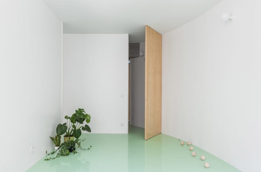 białe-wnętrze-miętowa-podłoga-z-żywicy-epoksydowej-inspiracje-proste-wnętrze-rośliny-drewno-drzwi