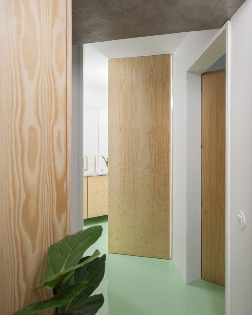 miętowa-podłoga-inspiracje-drewniane-drzwi-minimalizm