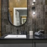 Surowy wystrój wnętrza – aranżacja łazienki i kuchni