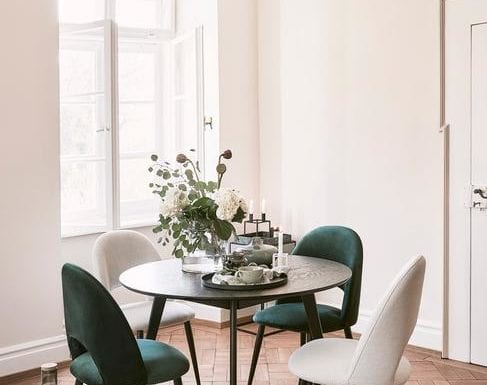 Home Staging – czyli jak zarobić więcej na sprzedaży nieruchomości? jadalnia-stolik-inspiracje-krzesła