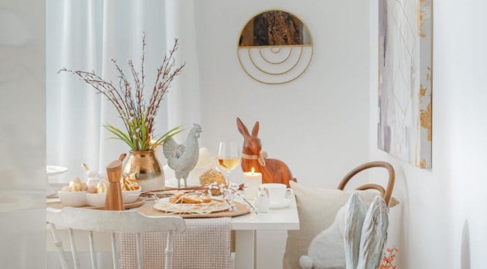 Wielkanocne inspiracje – jak spędzić święta w domu? wielkanocna-aranżacja-stołu-inspiracje-biel-złoto-figurki-wielkanocne-inspiracje-kuchnia-jadalnia