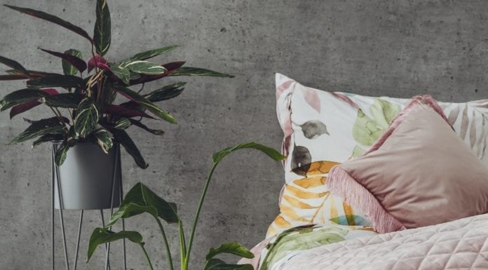 Wiosenne kolory ozdobą Twojego wnętrza! wiosenne-kolory-inspiracje-sypialnia-łóżko-róż-rośliny