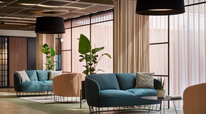 Ciekawe kolory we wnętrzu brytyjskiego biura ciekawe-kolory-wnętrza-biura-inspiracje-kanapa-sofa-fotel0beton