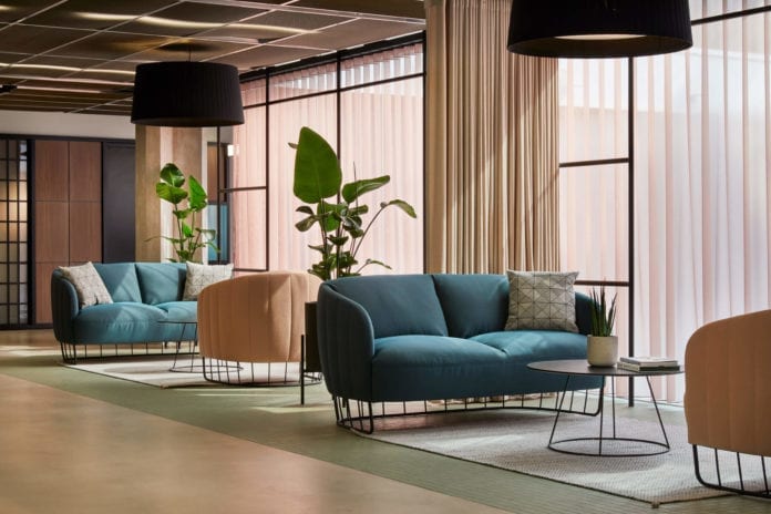ciekawe-kolory-wnętrza-biura-inspiracje-kanapa-sofa-fotel0beton